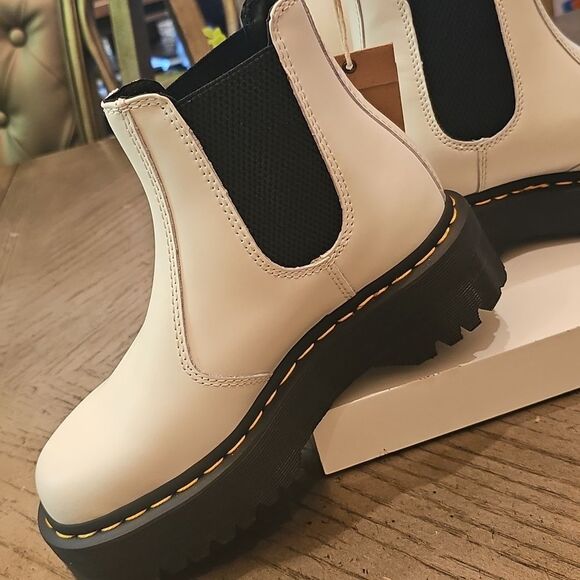 White Dr. Martens 2976 Quad Chelsea Boot Size 7 NWT AirWair - Picture 4 of 13